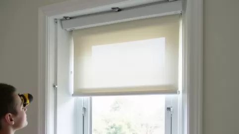 Jak zamontować roletę na okno nieotwierane